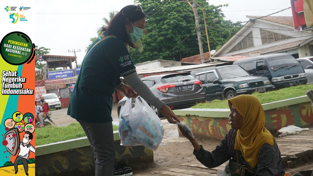 Bagikan Masker Gratis untuk Sehat Negeriku Tumbuh Indonesiaku