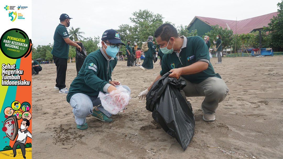 HKN 2021, Beraksi Memungut Sampah di Pantai Pangandaran