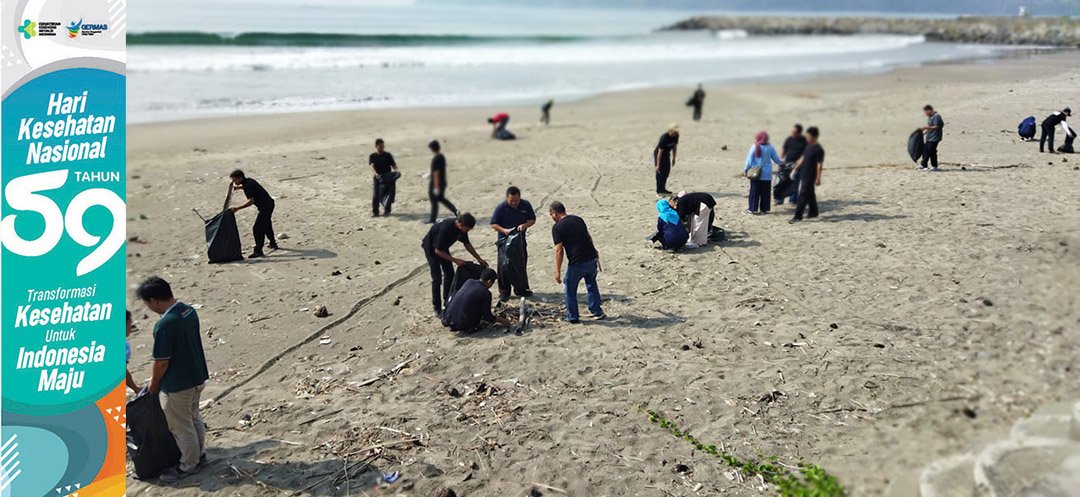 Semangat Transformasi Kesehatan Membersihkan Pantai Pangandaran